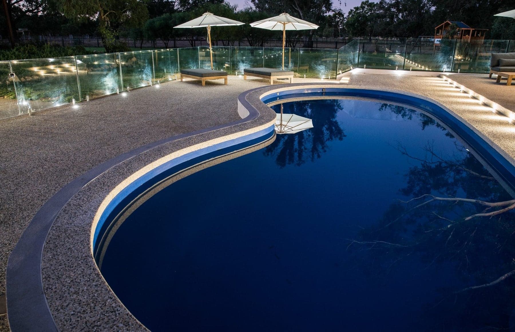 Exposed aggregate seamless edge pool surround